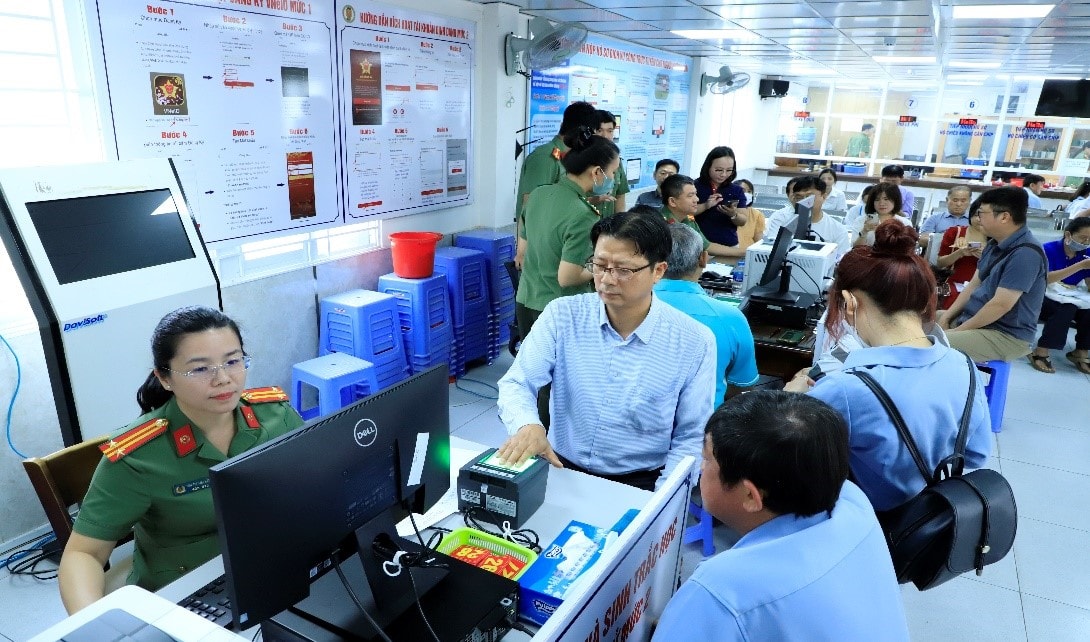 Công an Đồng Nai triển khai đợt cao điểm cấp định danh điện tử cho người nước ngoài