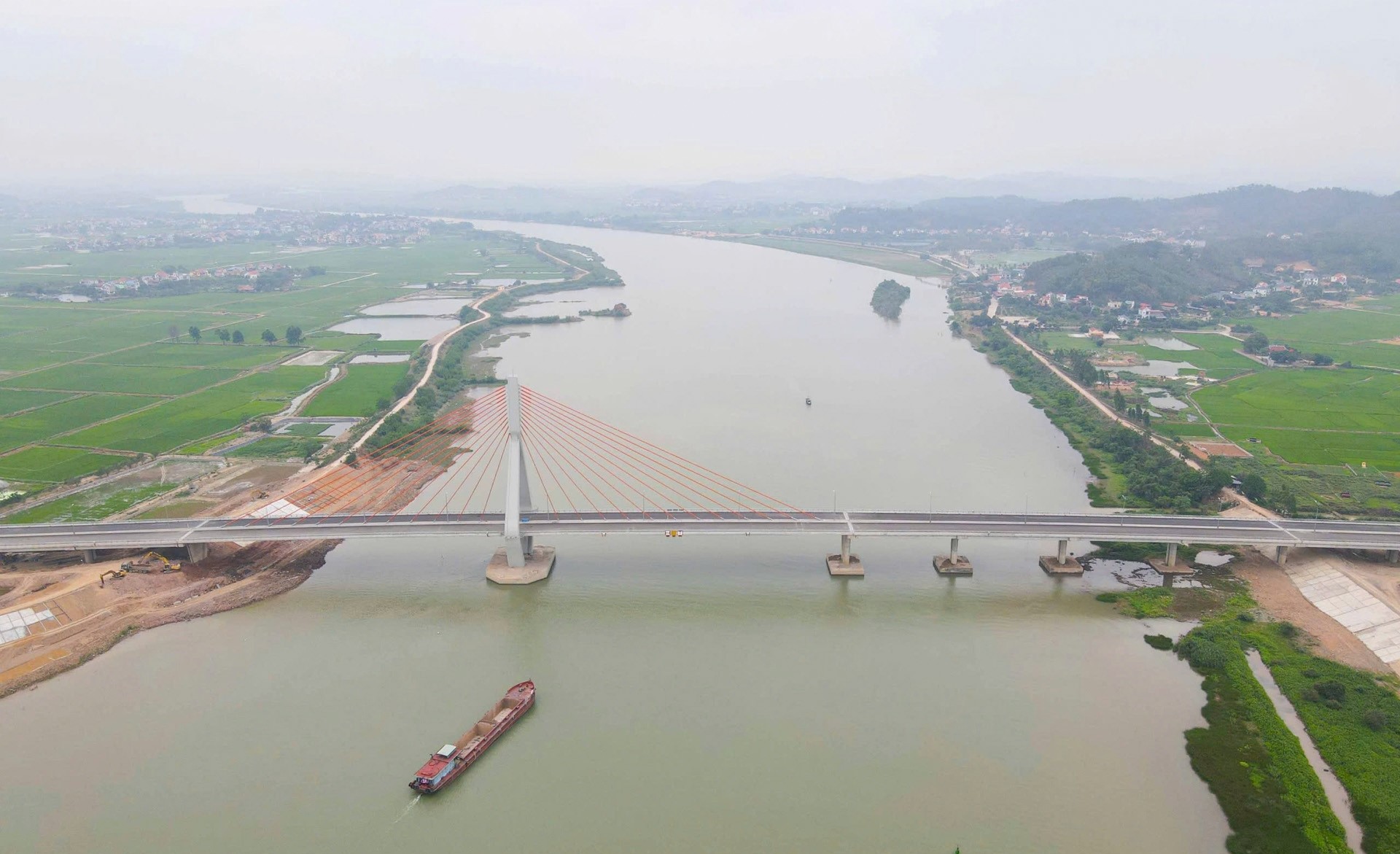 Cầu Đồng Việt vượt sông Thương, kết nối tỉnh Bắc Giang (cũ)và tỉnh Hải Dương (cũ).