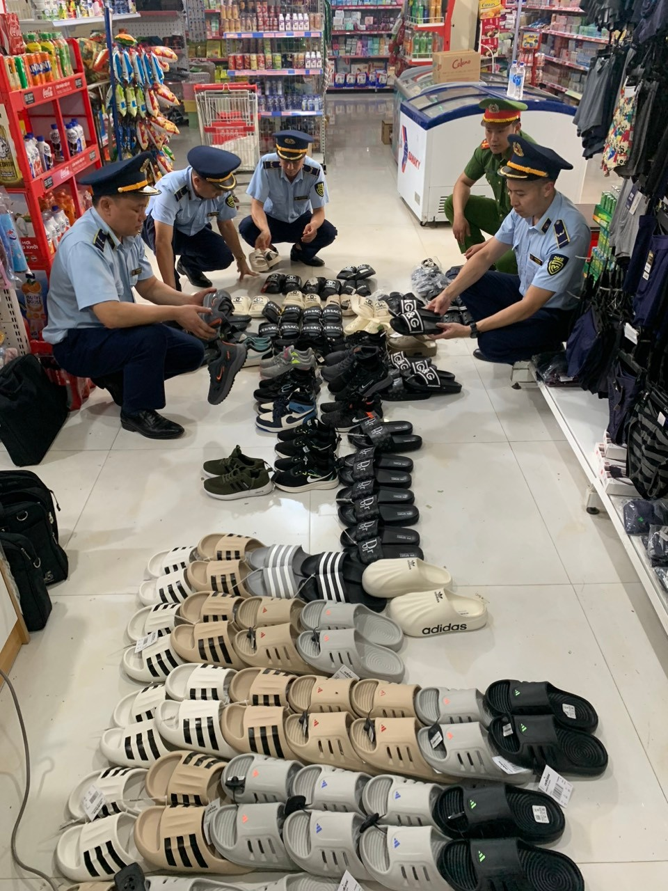 Lực lượng Quản lý thị trường Cao Bằng tăng cường kiểm tra hàng hóa