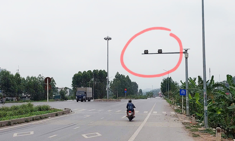 Hệ thống đèn cảnh báo giao thông trên tuyến đường nối quốc lộ 17 - 37 qua Khu công nghiệp Vân Trung bị hỏng, không còn hoạt động. Hệ thống đèn cảnh báo giao thông trên tuyến đường nối quốc lộ 17 - 37 qua Khu công nghiệp Vân Trung bị hỏng, không còn hoạt động.