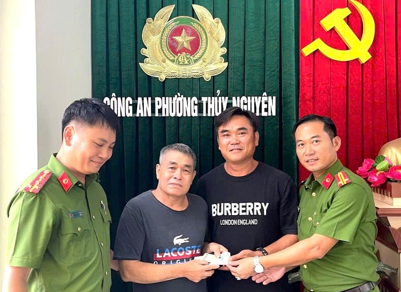 Trung tá Phạm Đức Dương - Phó trưởng Công an phường Thuỷ Nguyên, anh Nguyễn Trí Dũng và chiến sỹ Công an phường trao trả tài sản cho ông Nguyễn Văn Hào Trung tá Phạm Đức Dương - Phó trưởng Công an phường Thuỷ Nguyên, anh Nguyễn Trí Dũng và chiến sỹ Công an phường trao trả tài sản cho ông Nguyễn Văn Hào