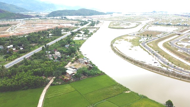 Theo đồ án, khu vực trong ranh giới quy hoạch có địa hình đồng bằng, đây là vùng tập trung nhiều cơ sở nông nghiệp, công nghiệp, dịch vụ của thành phố. Riêng khu vực xã Hòa Ninh trong ranh giới quy hoạch có địa hình bán sơn địa, địa hình cao ở phía Tây, thấp ở phía Đông Nam. Theo đồ án, khu vực trong ranh giới quy hoạch có địa hình đồng bằng, đây là vùng tập trung nhiều cơ sở nông nghiệp, công nghiệp, dịch vụ của thành phố. Riêng khu vực xã Hòa Ninh trong ranh giới quy hoạch có địa hình bán sơn địa, địa hình cao ở phía Tây, thấp ở phía Đông Nam.