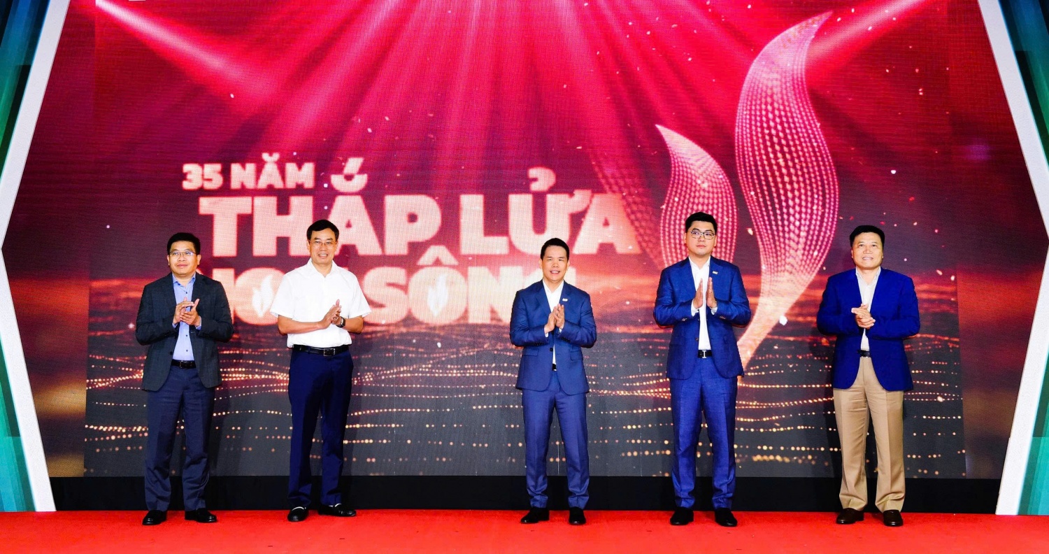 Tổng Giám đốc PV GAS Phạm Văn Phong cùng các lãnh đạo PV GAS làm nghi lễ thắp lửa phát động chiến dịch truyền thông