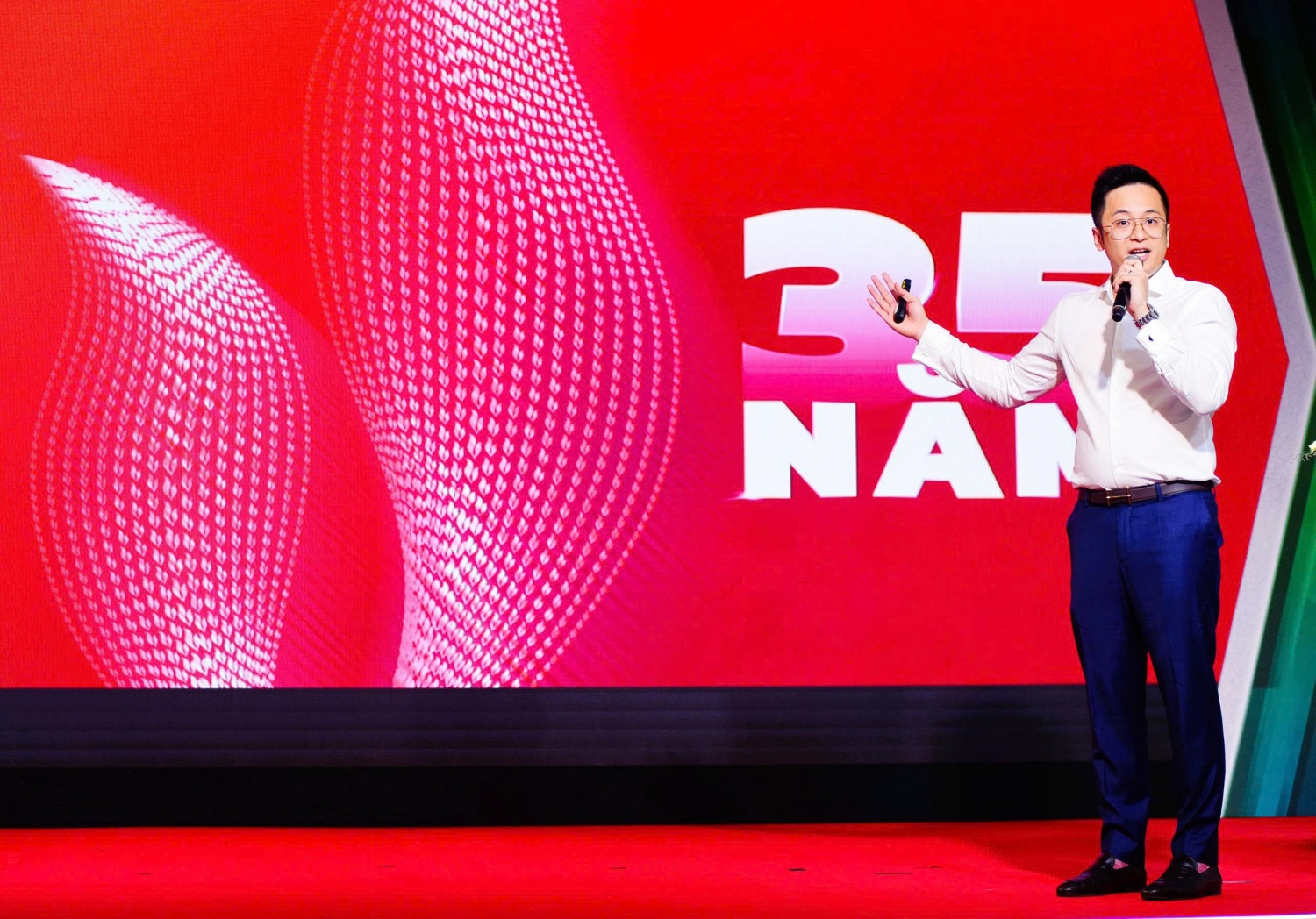 Ông Trần Quang Tùng – Phó trưởng Ban Truyền thông và Văn hóa doanh nghiệp diễn giải biểu tượng ngọn lửa của chiến dịch