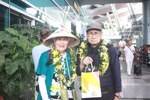3 hành khách may mắn đầu tiên đáp sân bay Đà Nẵng đã được tặng hoa tươi, quà lưu niệm cùng voucher vé máy bay khứ hồi Nhật Bản - Việt Nam 3 hành khách may mắn đầu tiên đáp sân bay Đà Nẵng đã được tặng hoa tươi, quà lưu niệm cùng voucher vé máy bay khứ hồi Nhật Bản - Việt Nam