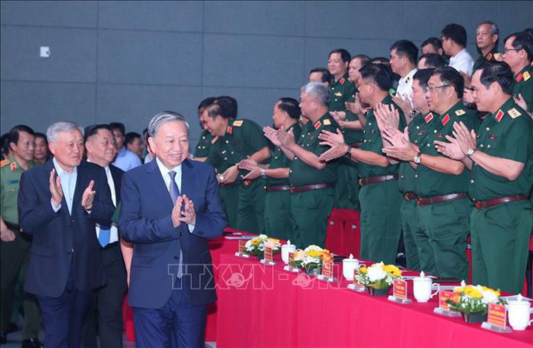Tổng Bí thư Tô Lâm, các đồng chí lãnh đạo Đảng, Nhà nước, Bộ Quốc phòng đến dự buổi giao lưu - Ảnh: TTXVN Tổng Bí thư Tô Lâm, các đồng chí lãnh đạo Đảng, Nhà nước, Bộ Quốc phòng đến dự buổi giao lưu - Ảnh: TTXVN