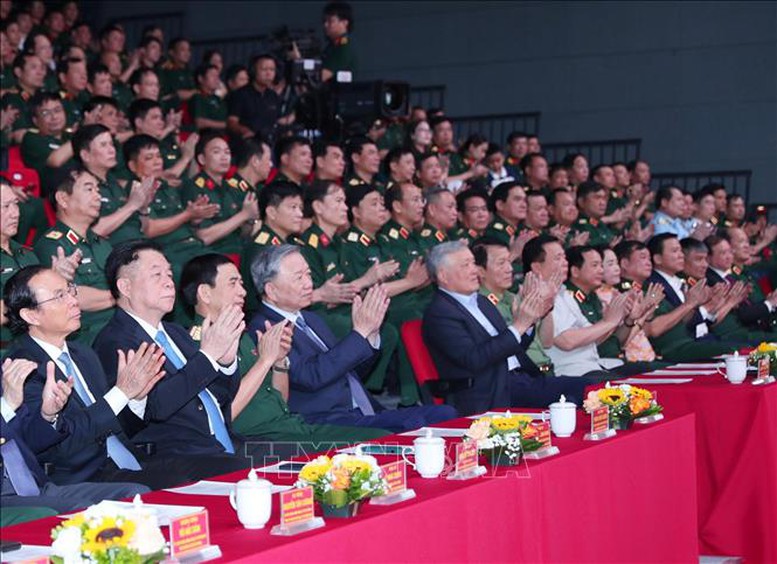 Tổng Bí thư Tô Lâm, các đồng chí lãnh đạo Đảng, Nhà nước, Bộ Quốc phòng tại buổi giao lưu - Ảnh: TTXVN Tổng Bí thư Tô Lâm, các đồng chí lãnh đạo Đảng, Nhà nước, Bộ Quốc phòng tại buổi giao lưu - Ảnh: TTXVN