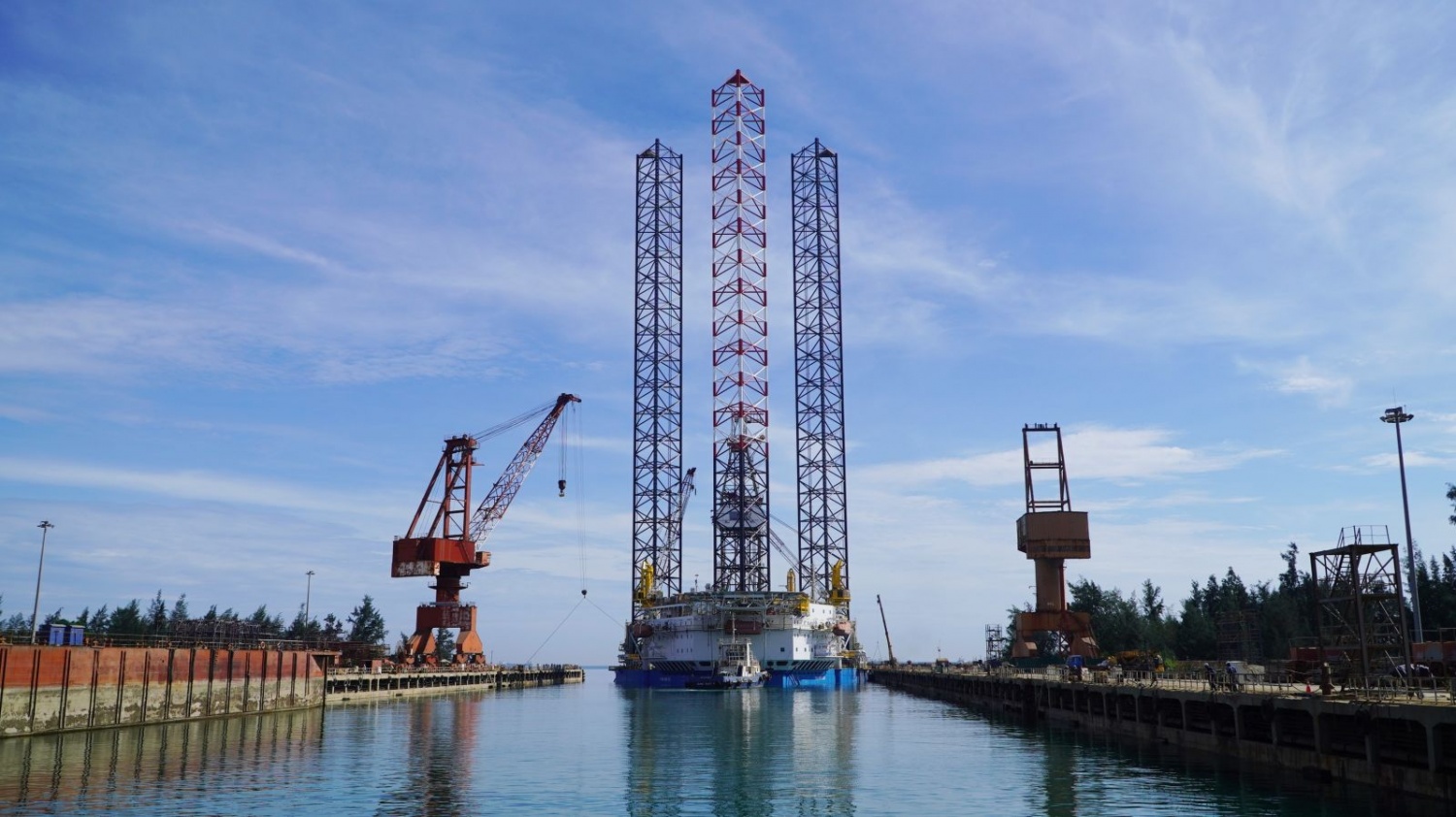 Sáng 30/6, giàn khoan Tam Đảo 02 được các tàu chức năng lai dắt rời dock sửa chữa