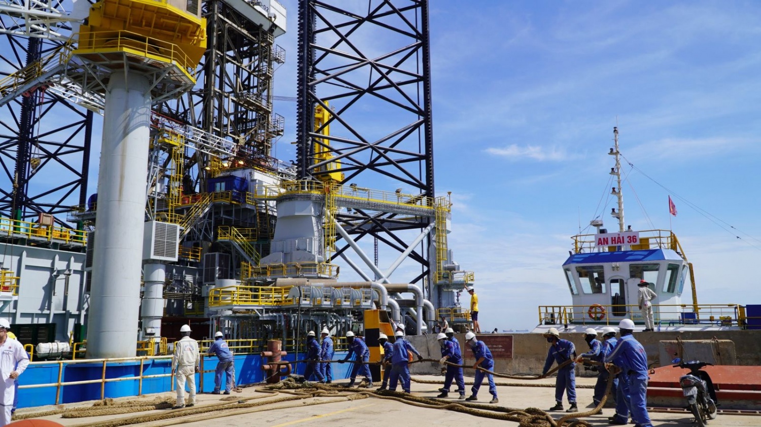 Các công nhân thực hiện tháo neo giàn khoan Tam Đảo 02 để bàn giao cho chủ giàn