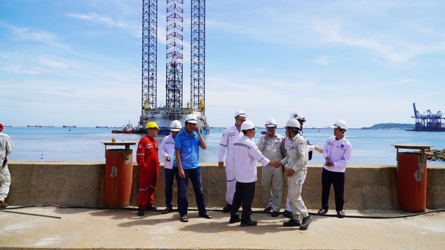 Các kỹ sư của PVSM và Vietsovpetro bàn luận, trao đổi các công việc cuối cùng