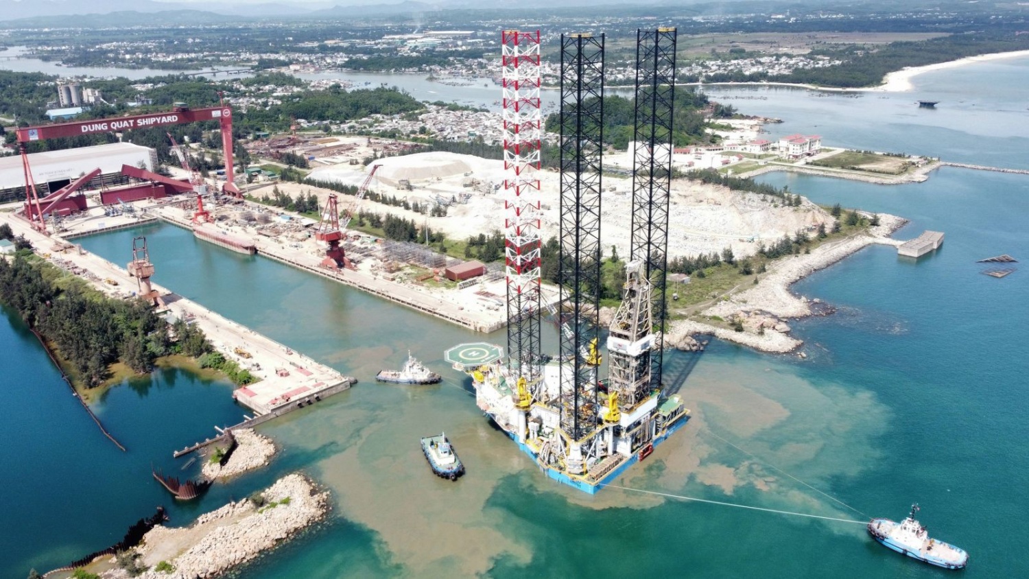 Tàu chức năng lai dắt giàn khoan rời dock sửa chữa