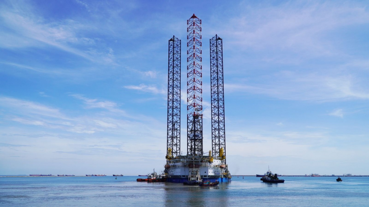 Đến khoảng trưa, giàn khoan hoàn tất rời dock sửa chữa của PVSM, sẵn sàng đưa vào khai thác.