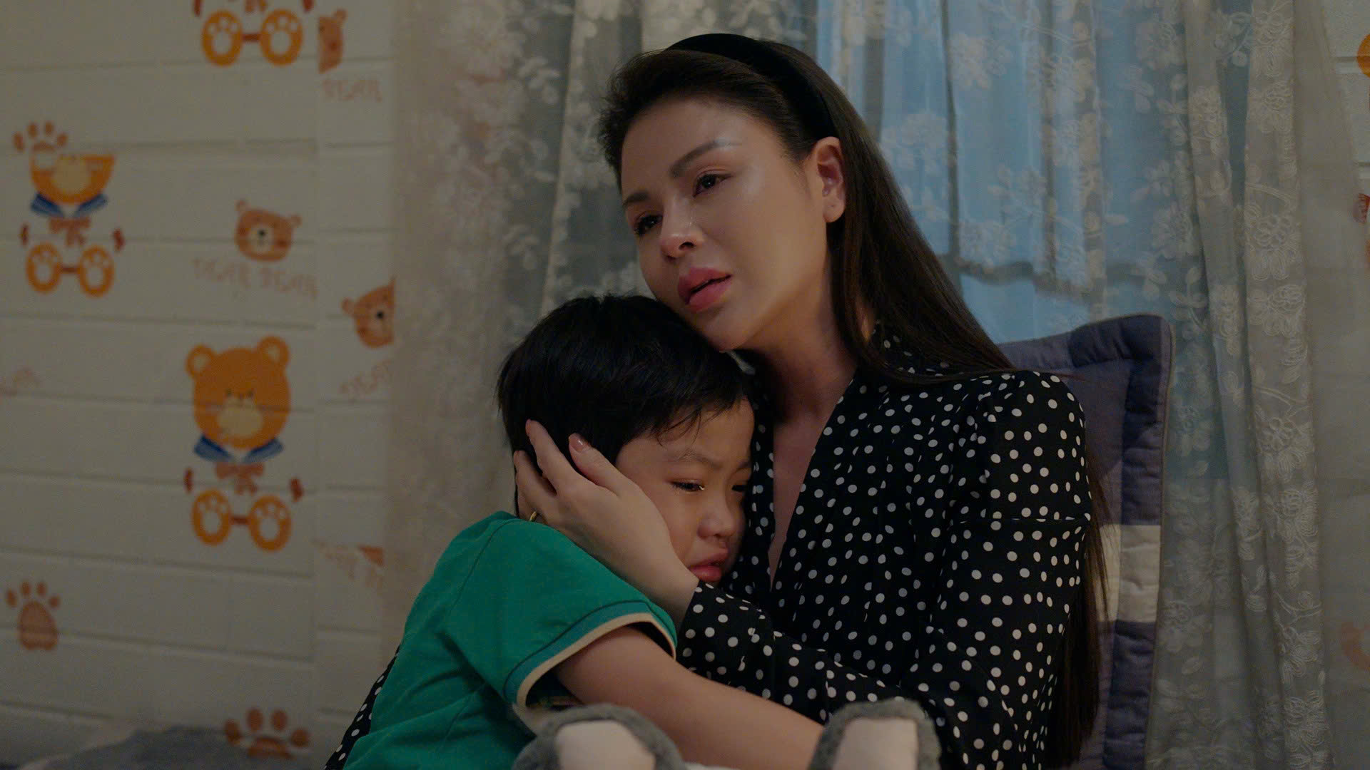 Bé Khoai lấy nước mắt khán giả với cảnh khóc trong phim Dịu dàng màu nắng. Bé Khoai lấy nước mắt khán giả với cảnh khóc trong phim Dịu dàng màu nắng.