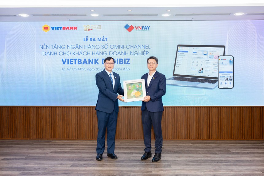 Ông Phạm Linh, Phó tổng giám đốc Vietbank (trái) trao quà lưu niệm cho ông Nguyễn Hữu Phúc - Phó tổng giám đốc VNPAY (phải) tại buổi lễ. Ông Phạm Linh, Phó tổng giám đốc Vietbank (trái) trao quà lưu niệm cho ông Nguyễn Hữu Phúc - Phó tổng giám đốc VNPAY (phải) tại buổi lễ.