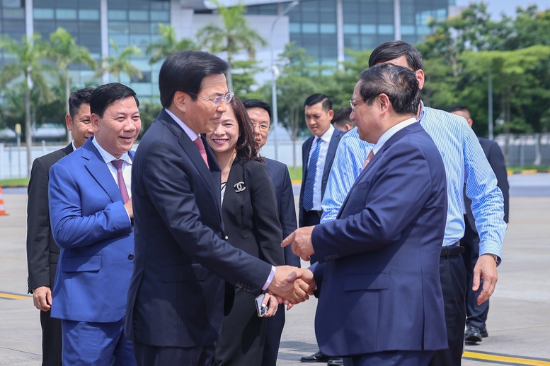 Bộ trưởng, Chủ nhiệm Văn phòng Chính phủ Trần Văn Sơn tiễn Thủ tướng cùng Đoàn tại sân bay quốc tế Nội Bài - Ảnh: VGP/Nhật Bắc