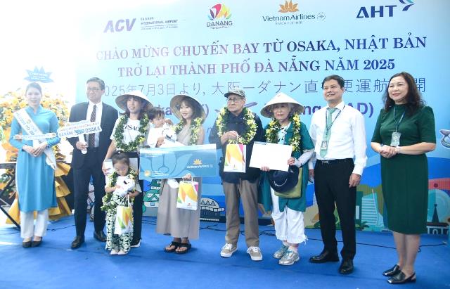 Tặng quà lưu niệm của du lịch Đà Nẵng cho các du khách đến từ Osaka. Tặng quà lưu niệm của du lịch Đà Nẵng cho các du khách đến từ Osaka.