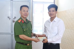 Cán bộ Công an nhặt được giấy tờ, tài sản trả cho người dân đánh rơi