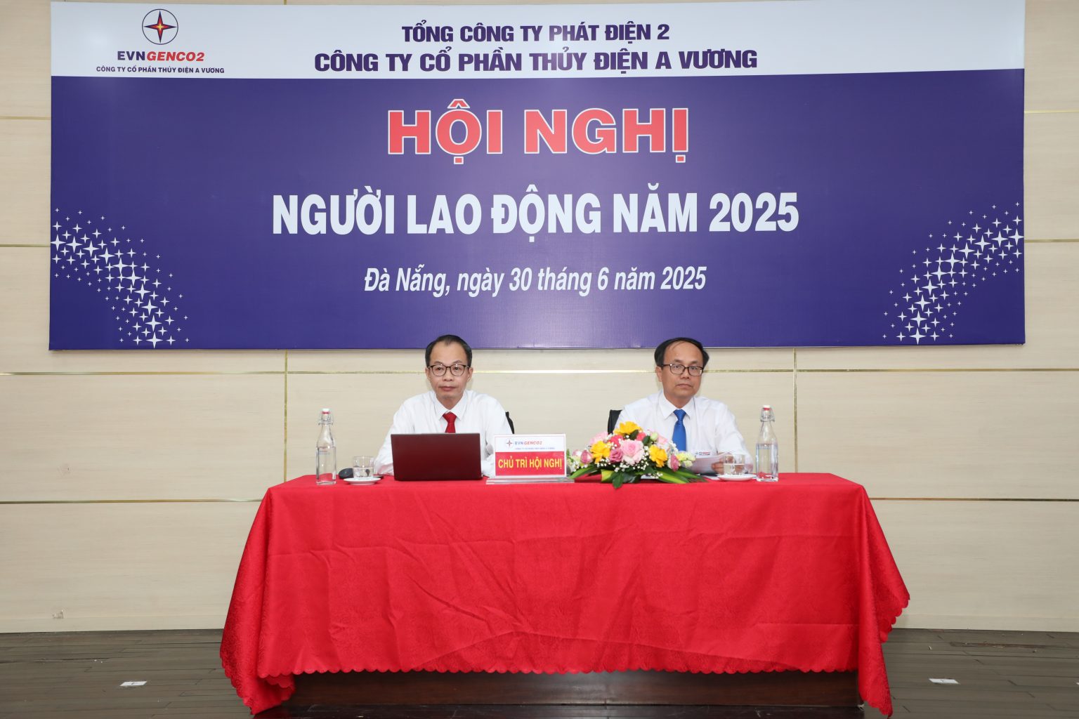 Chủ trì Hội nghị, ông Cao Huy Bảo – Tổng Giám đốc AVC (bên trái), ông Đoàn Ngọc Nam – Chủ tịch Công đoàn AVC (bên phải)