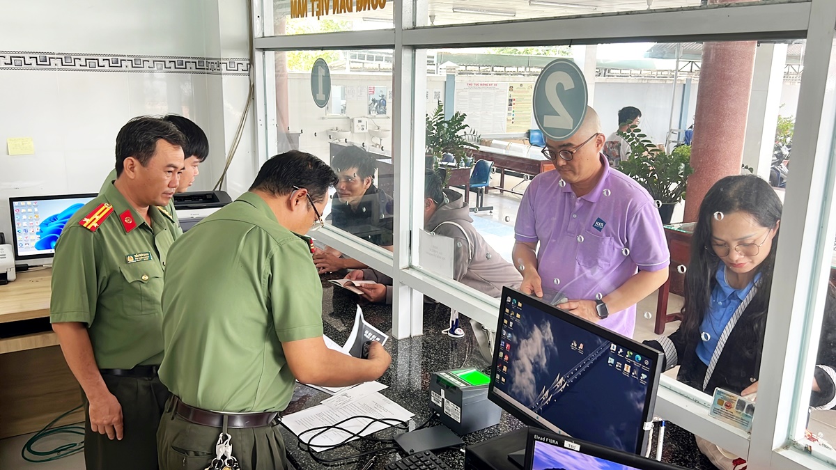 Cán bộ Phòng Quản lý xuất nhập cảnh, Công an tỉnh Tây Ninh hướng dẫn người nước ngoài thủ tục đăng ký định danh diện tử. Cán bộ Phòng Quản lý xuất nhập cảnh, Công an tỉnh Tây Ninh hướng dẫn người nước ngoài thủ tục đăng ký định danh diện tử.