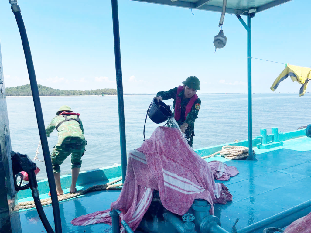 Cán bộ Đồn Biên phòng Trà Cổ tham gia chữa cháy tàu dầu.