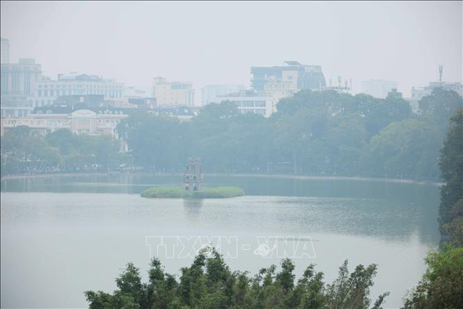 Ngay tại trung tâm Thủ đô Hà Nội, bầu trời giữa trưa vẫn mịt mù vì ô nhiễm. Ảnh tư liệu: Hoàng Hiếu/TTXVN Ngay tại trung tâm Thủ đô Hà Nội, bầu trời giữa trưa vẫn mịt mù vì ô nhiễm. Ảnh tư liệu: Hoàng Hiếu/TTXVN
