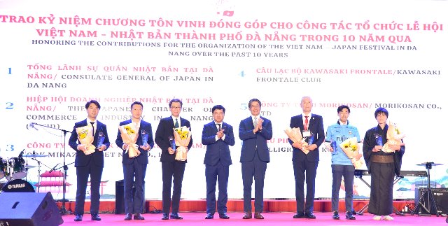 Chủ tịch UBND thành phố Lương Nguyễn Minh Triết (thứ tư từ trái sang) và Đại sứ Nhật Bản tại Việt Nam Ito Naoki ((thứ tư từ phải sang) tặng kỷ niệm chương tôn vinh đóng góp cho công tác tổ chức Lễ hội Việt Nam - Nhật Bản Chủ tịch UBND thành phố Lương Nguyễn Minh Triết (thứ tư từ trái sang) và Đại sứ Nhật Bản tại Việt Nam Ito Naoki ((thứ tư từ phải sang) tặng kỷ niệm chương tôn vinh đóng góp cho công tác tổ chức Lễ hội Việt Nam - Nhật Bản