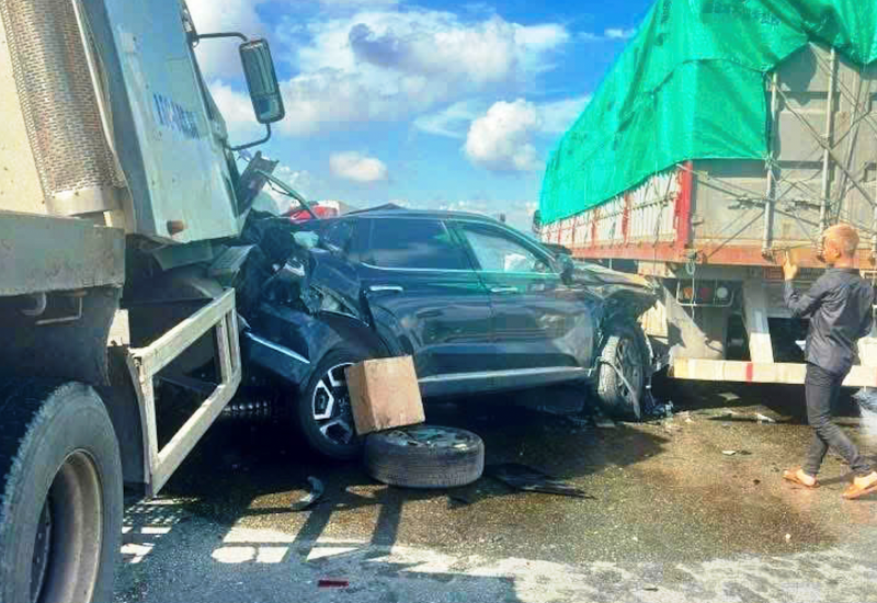 Hiện trường tai nạn, các ôtô đâm kiểu dồn toa Hiện trường tai nạn, các ôtô đâm kiểu dồn toa