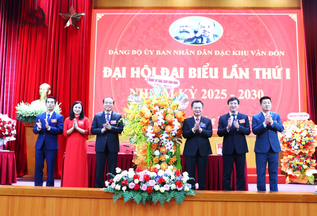 Ông Cao Tường Huy, Ủy viên Ban Thường vụ Tỉnh ủy, Bí thư Đảng ủy, Chủ tịch HĐND Đặc khu Vân Đồn tặng hoa chúc mừng Đại hội. Ông Cao Tường Huy, Ủy viên Ban Thường vụ Tỉnh ủy, Bí thư Đảng ủy, Chủ tịch HĐND Đặc khu Vân Đồn tặng hoa chúc mừng Đại hội.