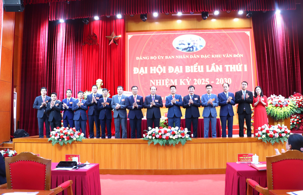 Ban Chấp hành Đảng bộ UBND đặc khu nhiệm kỳ 2025 - 2030 ra mắt Đại hội. Ban Chấp hành Đảng bộ UBND đặc khu nhiệm kỳ 2025 - 2030 ra mắt Đại hội.