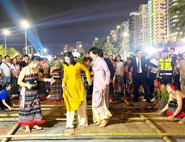 Các đại biểu Việt Nam - Nhật Bản giao lưu nhảy sạp truyền thống của Việt Nam. Các đại biểu Việt Nam - Nhật Bản giao lưu nhảy sạp truyền thống của Việt Nam.