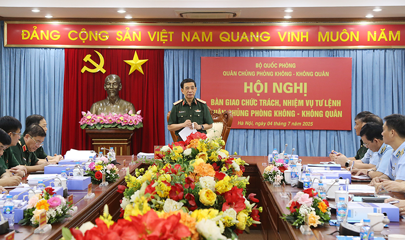 Đại tướng Phan Văn Giang - Bộ trưởng Bộ Quốc phòng chủ trì Hội nghị. Đại tướng Phan Văn Giang - Bộ trưởng Bộ Quốc phòng chủ trì Hội nghị.