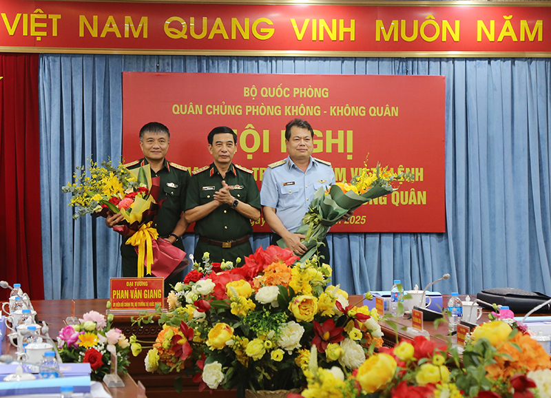 Đại tướng Phan Văn Giang - Bộ trưởng Bộ Quốc phòng tặng hoa chúc mừng Trung tướng Nguyễn Văn Hiền và Thiếu tướng Vũ Hồng Sơn. Đại tướng Phan Văn Giang - Bộ trưởng Bộ Quốc phòng tặng hoa chúc mừng Trung tướng Nguyễn Văn Hiền và Thiếu tướng Vũ Hồng Sơn.