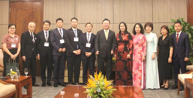 Lãnh đạo TP. Đà Nẵng chụp ảnh lưu niệm với đoàn Công ty CP Thương mại NIKKO SHOJI.