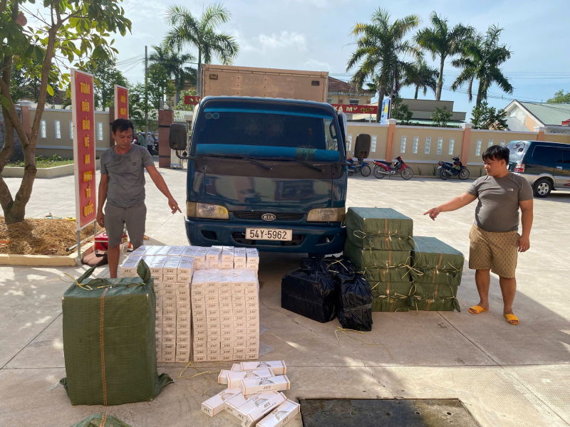 Hai đối tượng cùng tang vật. Ảnh: Công an tỉnh Tây Ninh