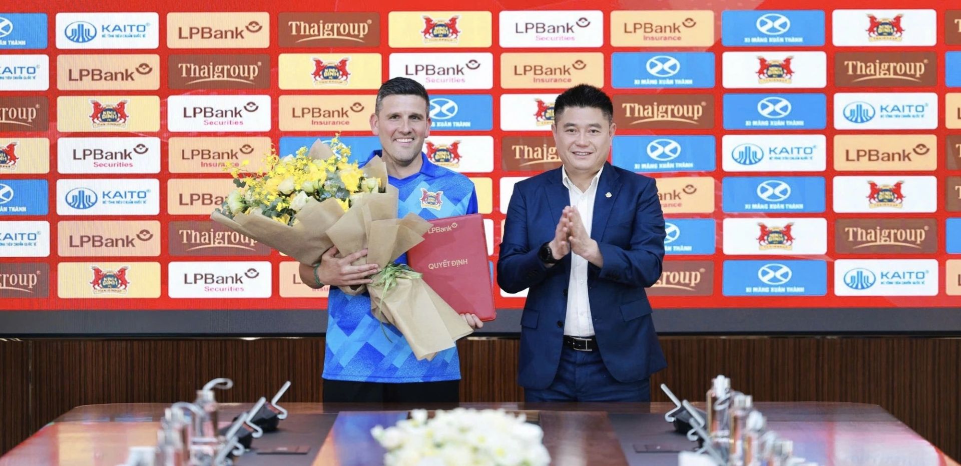 HLV Tây Ban Nha (trái) mong muốn Ninh Bình FC đạt thêm nhiều thành công