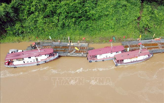 Phà quân sự được lắp lại phục vụ nhân dân. Ảnh: Tạ Toàn/TTXVN Phà quân sự được lắp lại phục vụ nhân dân. Ảnh: Tạ Toàn/TTXVN