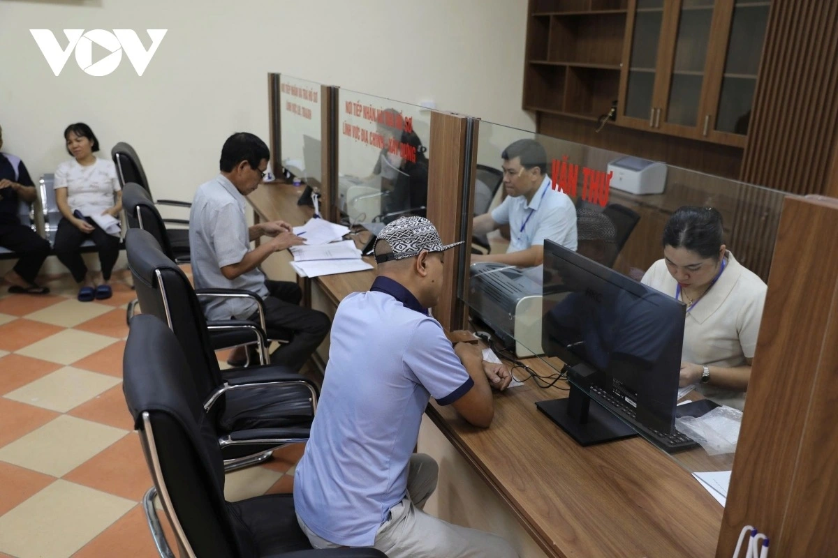 Không khí làm việc tại Trung tâm Hành chính công Việt Trì trong ngày đầu vận hành bộ máy chính quyền hai cấp Không khí làm việc tại Trung tâm Hành chính công Việt Trì trong ngày đầu vận hành bộ máy chính quyền hai cấp