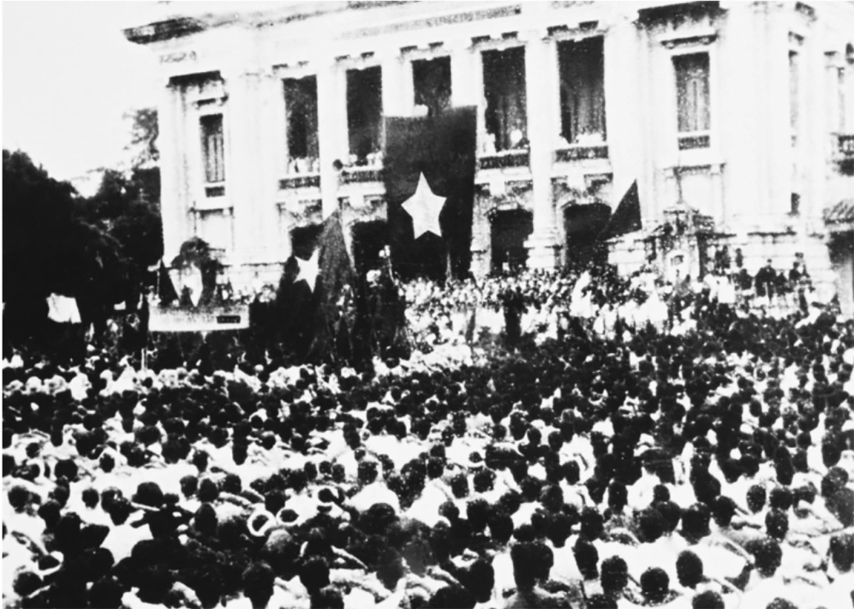 Cuộc mít tinh tại Nhà hát Lớn trong Cách mạng tháng Tám 1945. (Ảnh: Tư liệu) Cuộc mít tinh tại Nhà hát Lớn trong Cách mạng tháng Tám 1945. (Ảnh: Tư liệu)