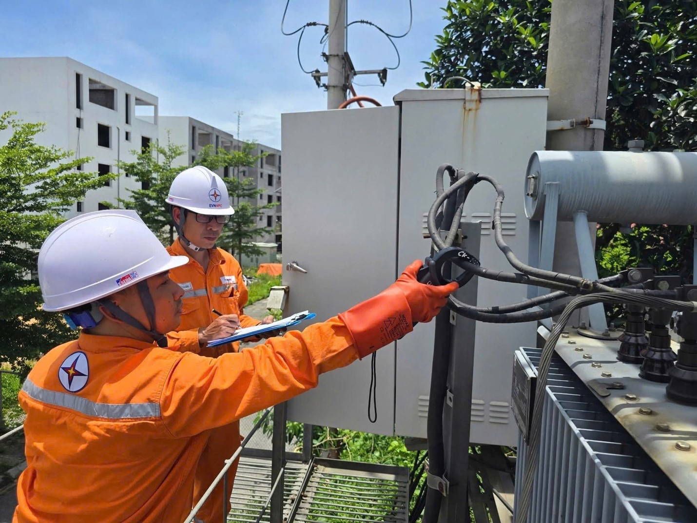 Điều kiện thời tiết cực đoan khiến nhu cầu sử dụng điện sinh hoạt tăng cao