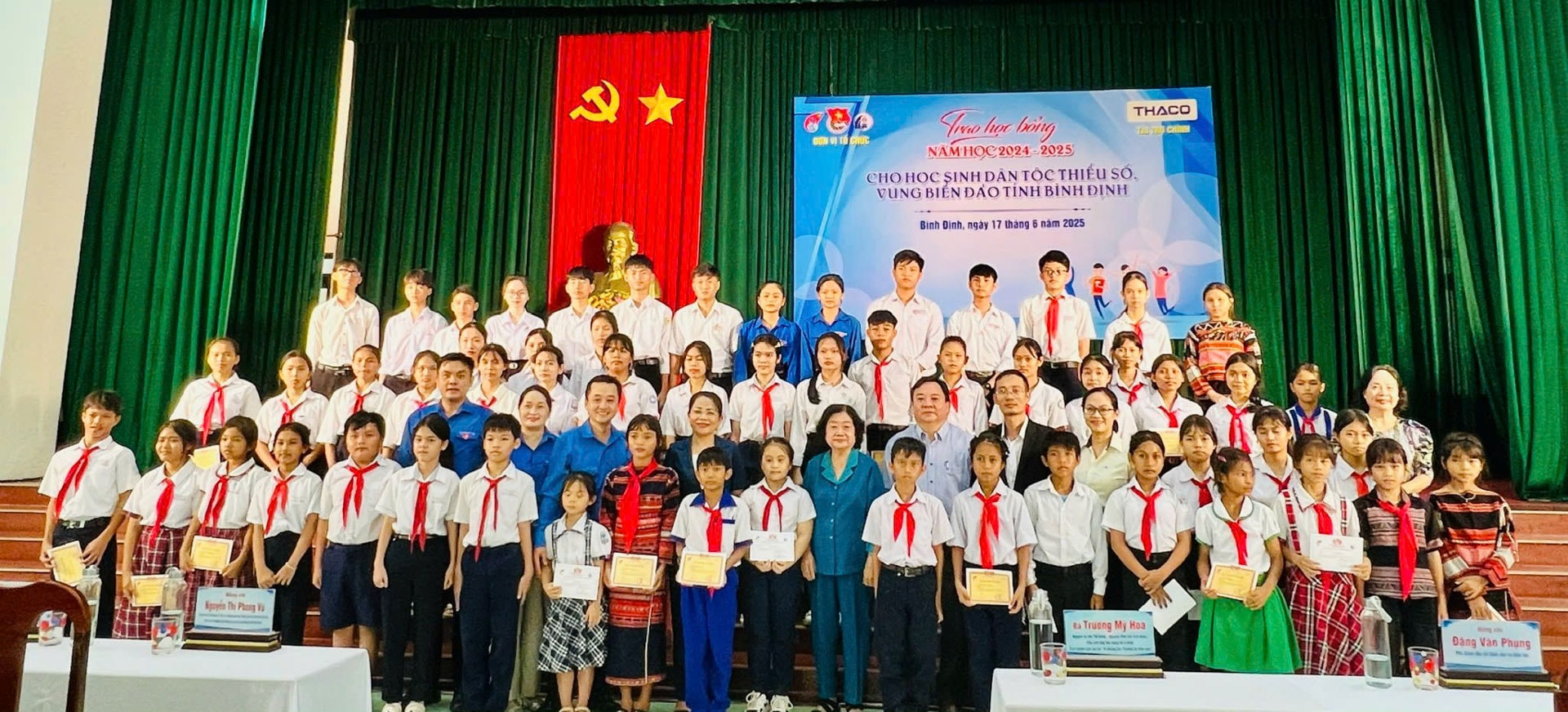 Đại diện THACO, ông Lê Đồng Đức Thanh Thiên - Giám đốc Showroom Du lịch THACO AUTO Quy Nhơn (hàng 2, áo vest đen) trao học bổng cho các em học sinh tỉnh Bình Định Đại diện THACO, ông Lê Đồng Đức Thanh Thiên - Giám đốc Showroom Du lịch THACO AUTO Quy Nhơn (hàng 2, áo vest đen) trao học bổng cho các em học sinh tỉnh Bình Định