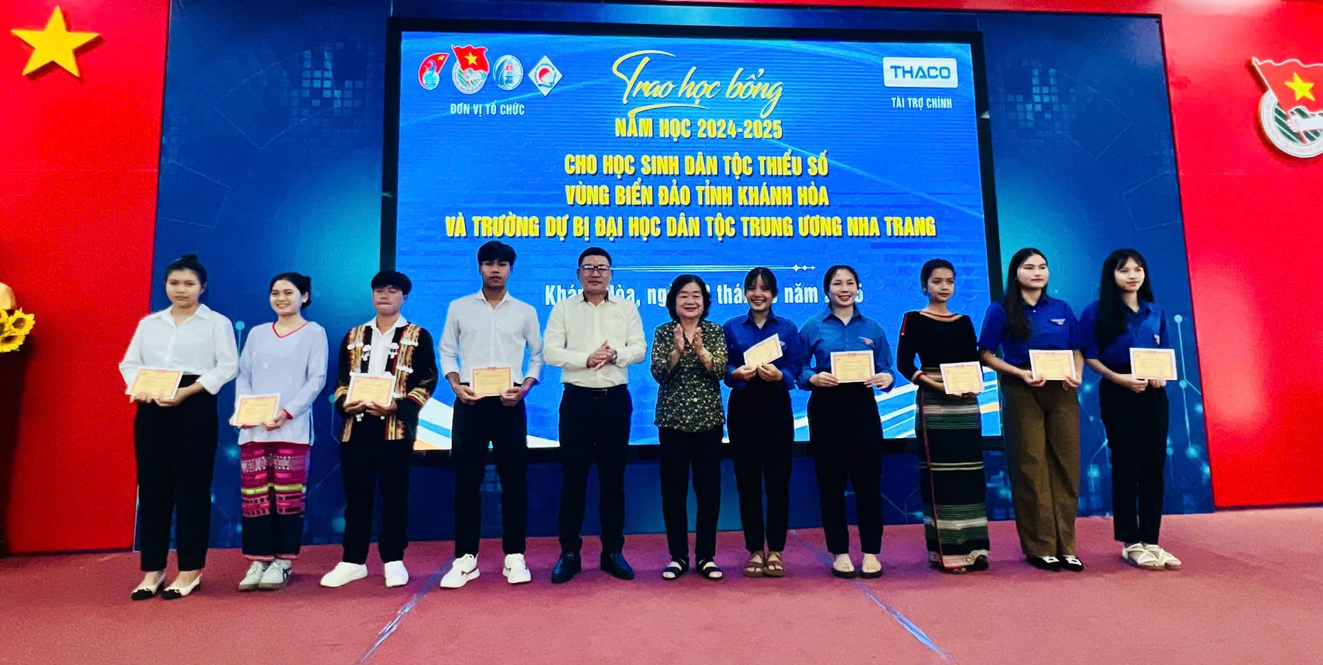 Đại diện THACO, ông Nguyễn Hùng Sơn – Tổng Giám đốc THACO AUTO Khánh Hòa (thứ 5, từ trái qua) trao học bổng cho các em học sinh tỉnh Khánh Hòa Đại diện THACO, ông Nguyễn Hùng Sơn – Tổng Giám đốc THACO AUTO Khánh Hòa (thứ 5, từ trái qua) trao học bổng cho các em học sinh tỉnh Khánh Hòa
