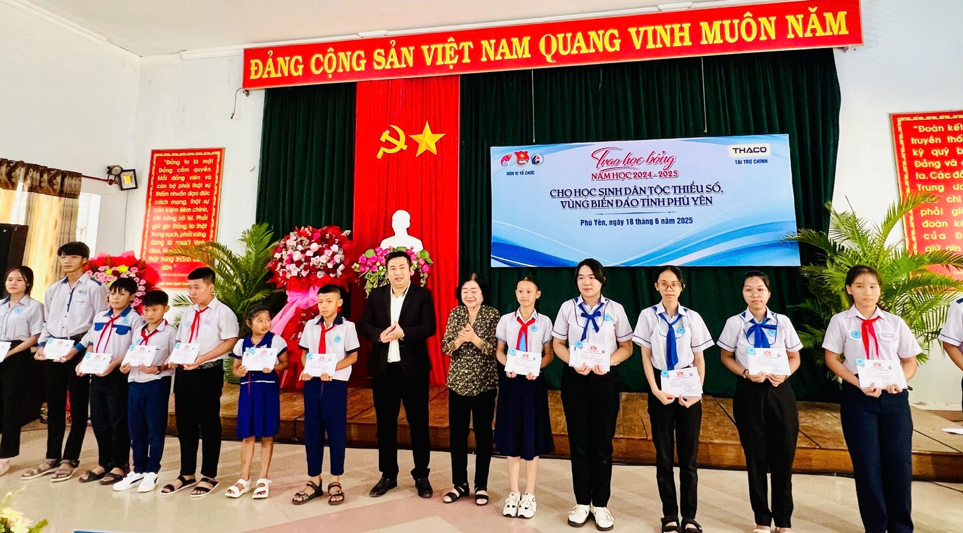 Đại diện THACO, ông Trần Ngọc Lâm Khánh – Phó Giám đốc Chi nhánh THACO AUTO Phú Yên (áo vest đen) trao học bổng cho các em học sinh tỉnh Phú Yên Đại diện THACO, ông Trần Ngọc Lâm Khánh – Phó Giám đốc Chi nhánh THACO AUTO Phú Yên (áo vest đen) trao học bổng cho các em học sinh tỉnh Phú Yên