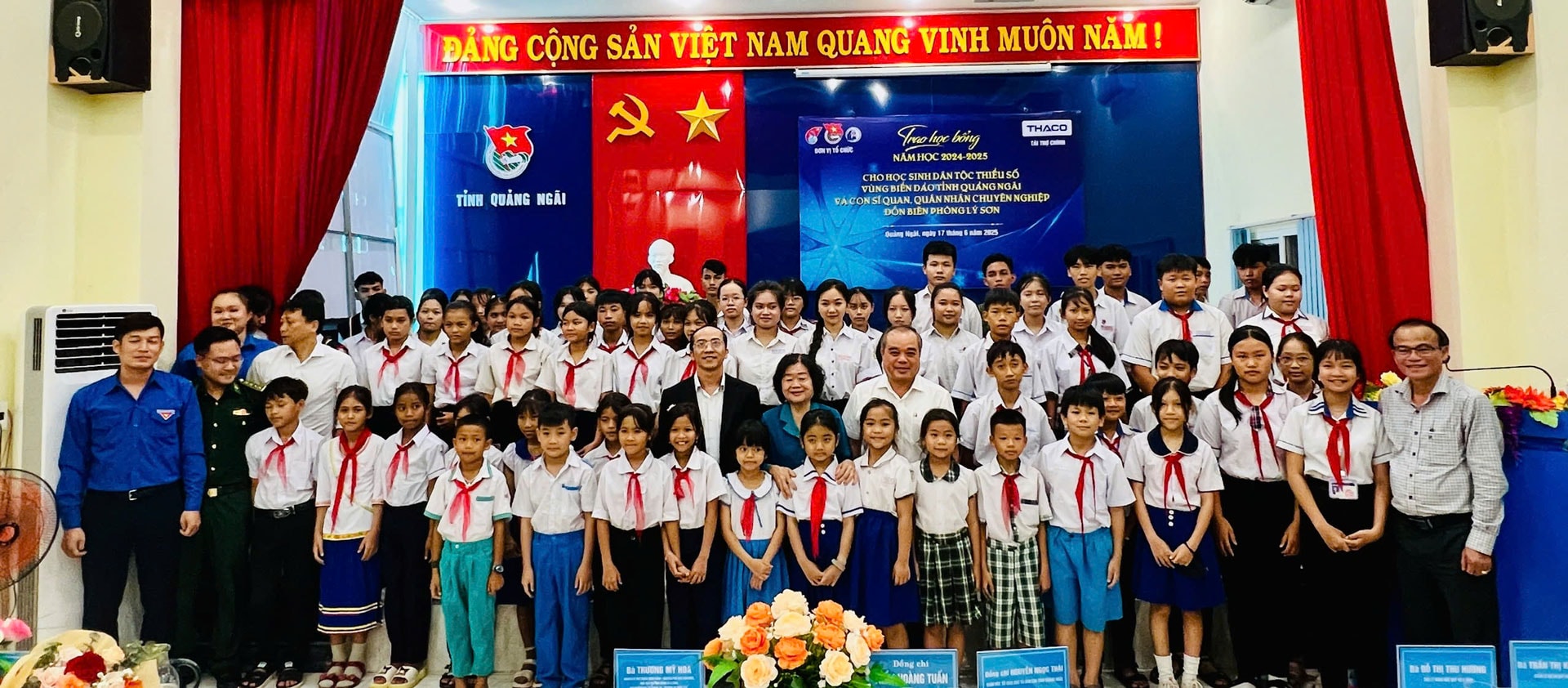 Đại diện THACO, ông Trần Quý Lâm – Giám đốc Chi nhánh THACO AUTO Quảng Ngãi (áo vest đen) trao học bổng cho các em học sinh tỉnh Quảng Ngãi Đại diện THACO, ông Trần Quý Lâm – Giám đốc Chi nhánh THACO AUTO Quảng Ngãi (áo vest đen) trao học bổng cho các em học sinh tỉnh Quảng Ngãi