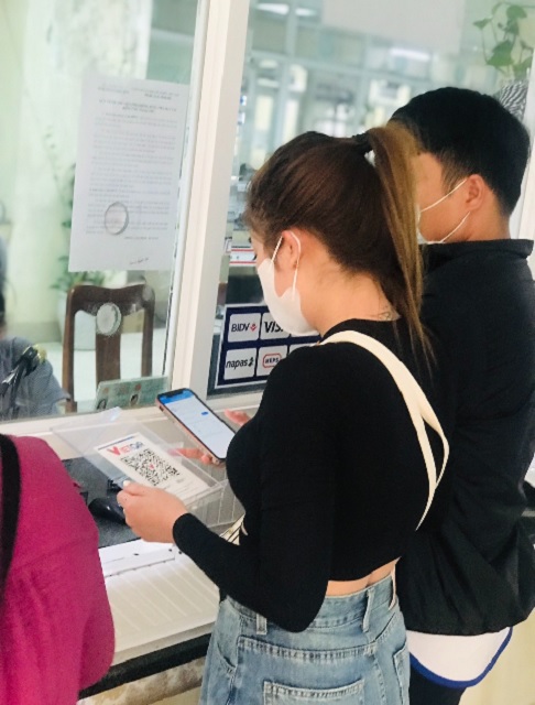 Tại các cơ sở y tế ở Quy Nhơn, bệnh nhân chỉ cần quét mã QR là thanh toán viện phí dễ dàng. Ảnh: SYTGL