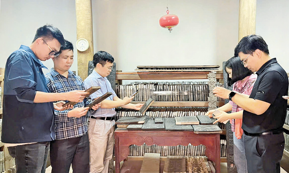 Du khách tham quan gian trưng bày mộc bản chùa Bổ Đà. Du khách tham quan gian trưng bày mộc bản chùa Bổ Đà.