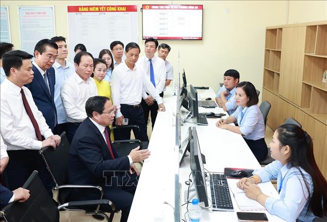 Thủ tướng Phạm Minh Chính thăm Trung tâm phục vụ hành chính công phường Hồng An, thành phố Hải Phòng. Ảnh: Dương Giang/TTXVN