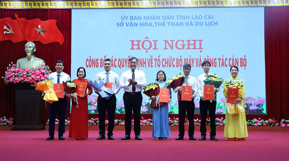 Đồng chí Nông Việt Yên - Giám đốc Sở Văn hóa, Thể thao và Du lịch trao quyết định và tặng hoa chúc mừng các Trưởng phòng chuyên môn Đồng chí Nông Việt Yên - Giám đốc Sở Văn hóa, Thể thao và Du lịch trao quyết định và tặng hoa chúc mừng các Trưởng phòng chuyên môn