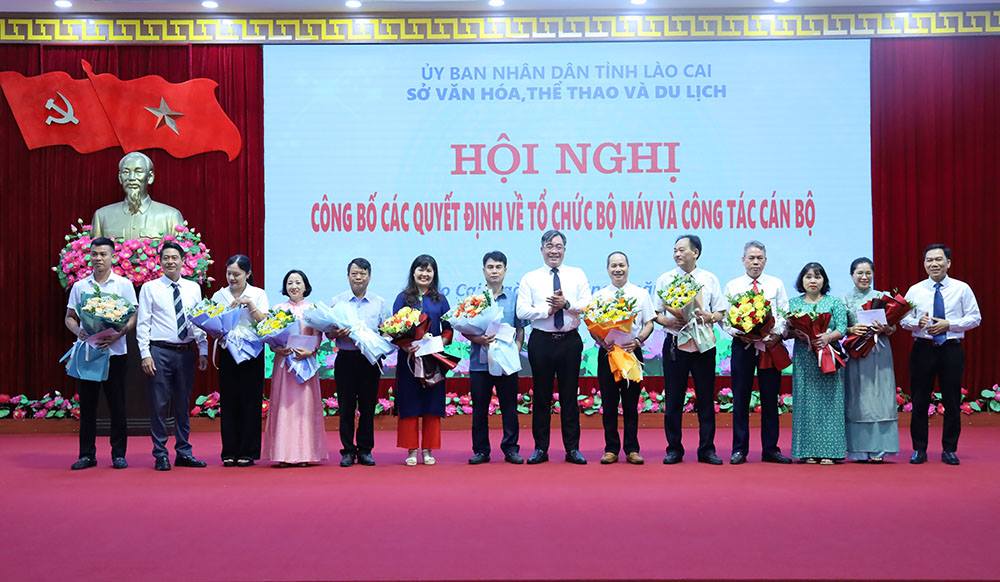 Các đồng chí lãnh đạo Sở Văn hóa, Thể thao và Du lịch tặng hoa chia tay các đồng chí chuyển công tác và nghỉ chế độ Các đồng chí lãnh đạo Sở Văn hóa, Thể thao và Du lịch tặng hoa chia tay các đồng chí chuyển công tác và nghỉ chế độ