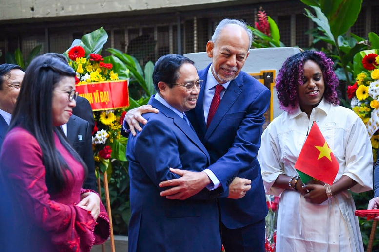 Thủ tướng Phạm Minh Chính trân trọng cảm ơn phía Brazil đã tìm lại những nơi mà Chủ tịch Hồ Chí Minh từng gắn bó trong những năm tháng Người ở Brazil và dành không gian để tưởng niệm Người - Ảnh: VGP/Nhật Bắc Thủ tướng Phạm Minh Chính trân trọng cảm ơn phía Brazil đã tìm lại những nơi mà Chủ tịch Hồ Chí Minh từng gắn bó trong những năm tháng Người ở Brazil và dành không gian để tưởng niệm Người - Ảnh: VGP/Nhật Bắc