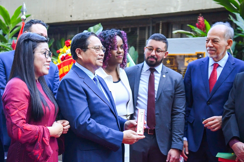 Thứ trưởng Bộ Khoa học, Công nghệ và Đổi mới, Chủ tịch Hội Hữu nghị Brazil – Việt Nam Inacio Arruda và các đại biểu Brazil đã tặng Thủ tướng Phạm Minh Chính một số quà tặng rất ý nghĩa cho thấy tình cảm đặc biệt dành cho Việt Nam và Chủ tịch Hồ Chí Minh - Ảnh: VGP/Nhật Bắc Thứ trưởng Bộ Khoa học, Công nghệ và Đổi mới, Chủ tịch Hội Hữu nghị Brazil – Việt Nam Inacio Arruda và các đại biểu Brazil đã tặng Thủ tướng Phạm Minh Chính một số quà tặng rất ý nghĩa cho thấy tình cảm đặc biệt dành cho Việt Nam và Chủ tịch Hồ Chí Minh - Ảnh: VGP/Nhật Bắc